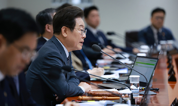 이재명 대통령이 24일 서울 용산 대통령실 청사에서 열린 국무회의를 주재하며 발언하고 있다. 2025.6.24 [사진=연합뉴스]