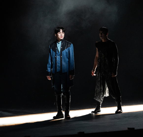 엔플라잉 유회승이 뮤지컬 '로미오와 줄리엣' 포스터 촬영 현장에서 포즈를 취하고 있다. [사진=FNC엔터테인먼트]