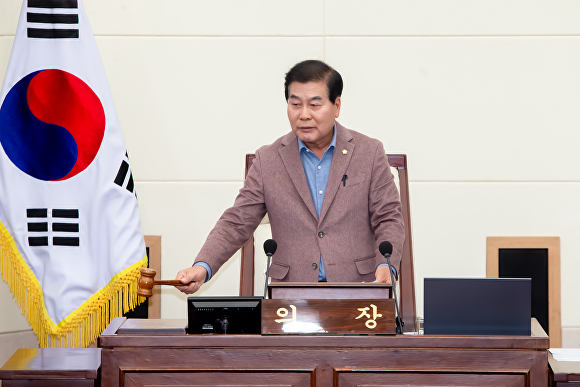 안주찬 구미시의회 의장이 본회의를 주재하고 있다. [사진=구미시의회]