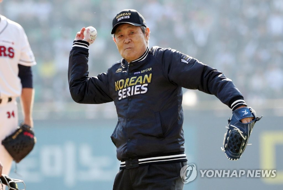 서울 송파구 잠실야구장에서 열린 2018 프로야구 한국시리즈 1차전 SK 와이번스와 두산 베어스의 경기. 야구 원로인 어우홍 전 감독이 시구를 하고 있다. 2018.11.4 [사진=연합뉴스]