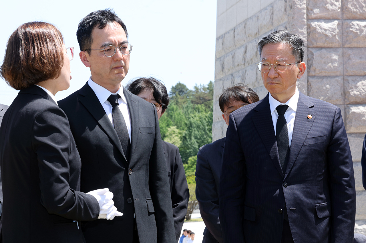 정성호 법무부 장관과 구자현 검찰총장 직무대행 등 검찰 고위 간부들이 지난 15일 광주 북구 운정동 국립5&middot;18민주묘지를 참배하며 안장된 박현숙 열사의 묘역에서 설명을 듣고 있다. 2026.5.15 [사진=연합뉴스]