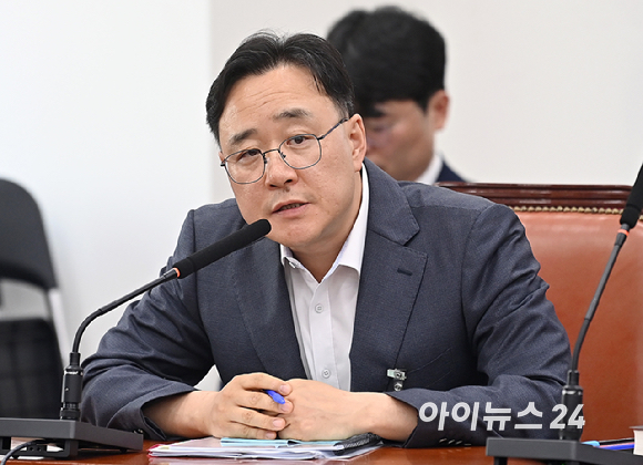 임춘근 서울특별시 도시기반시설본부장이 18일 서울 여의도 국회에서 열린 행정안전위원회 전체회의에서 질의에 답변하고 있다. [사진=곽영래 기자]