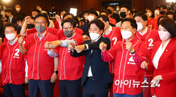 국민의힘 이준석 대표와 권성동 원내대표 등 지도부들이 1일 국회 도서관 대강당에 마련된 제8회 전국동시지방선거 개표상황실에서 출구조사가 발표 되자 환호하고 있다. [사진=국회사진취재단]