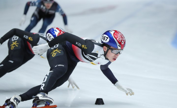 한국 남자쇼트트랙대표팀 박지원이 13일(한국시간) 네덜란드에서 열린 ISU 주최 2022-23시즌 월드컵 6차 대회 남자 1000ｍ 2차 레이스 결선에서 레이스를 펼치고 있다. [사진=뉴시스]