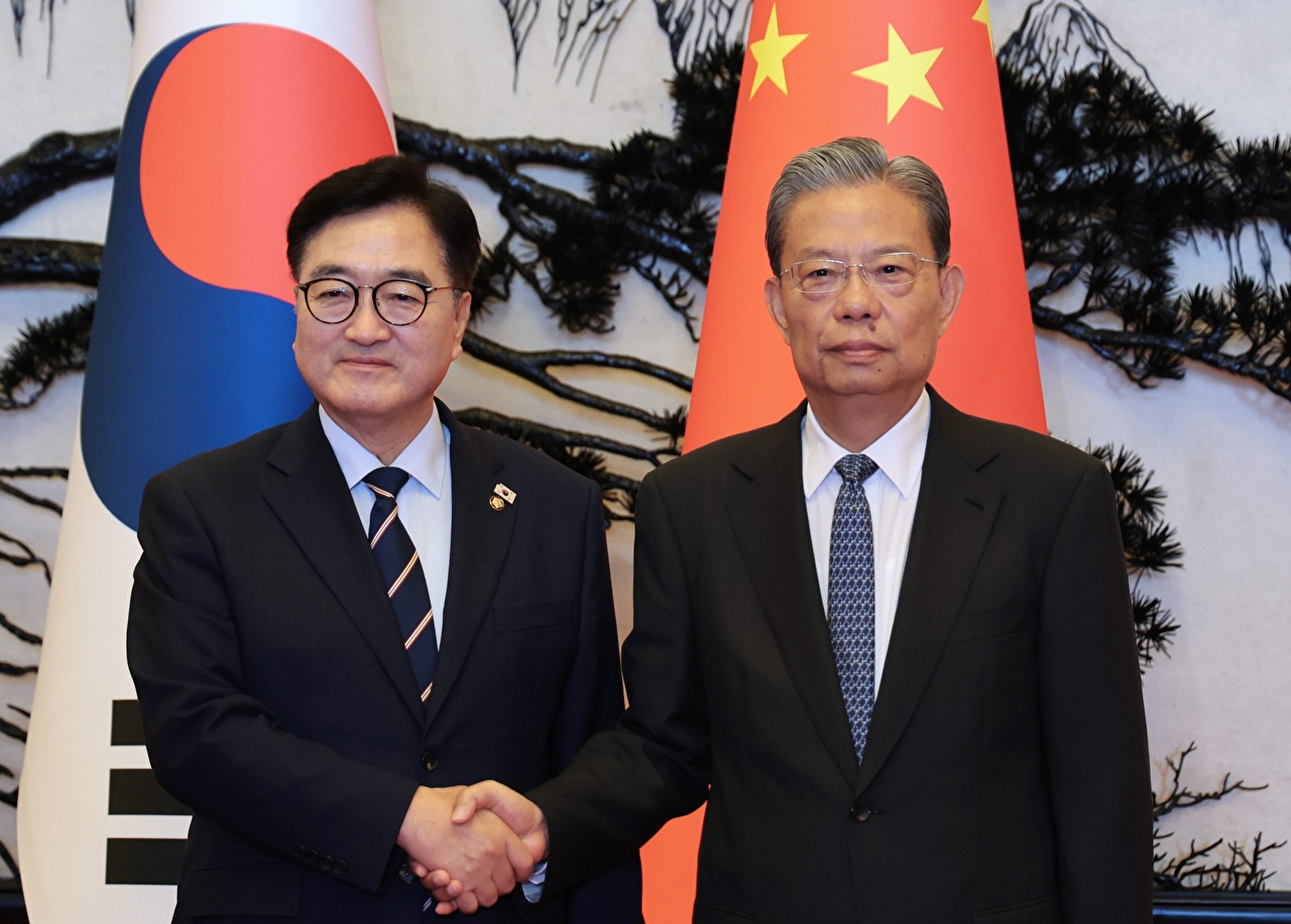 우원식 의장이 4일 자오러지 중국 전국인민대표대회 상무위원장과 기념사진을 촬영하고 있다. [사진=국회의장실 제공]