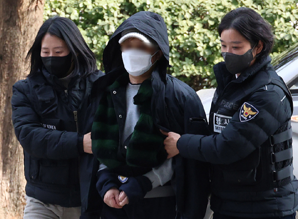 90대 노모를 살해한 혐의를 받는 60대 딸이 지난 26일 오후 구속 전 피의자 심문(영장실질심사)을 받기 위해 인천지법으로 들어서고 있다. [사진=연합뉴스]