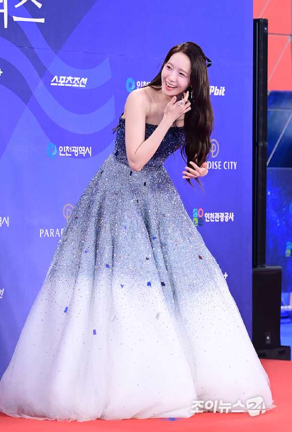 방송인 전현무와 배우 임윤아가 18일 오후 인천광역시 파라다이스 시티에서 열린 제4회 청룡시리즈어워즈 레드카펫 행사에 시상식 MC로 참석하고 있다. [사진=정소희 기자]