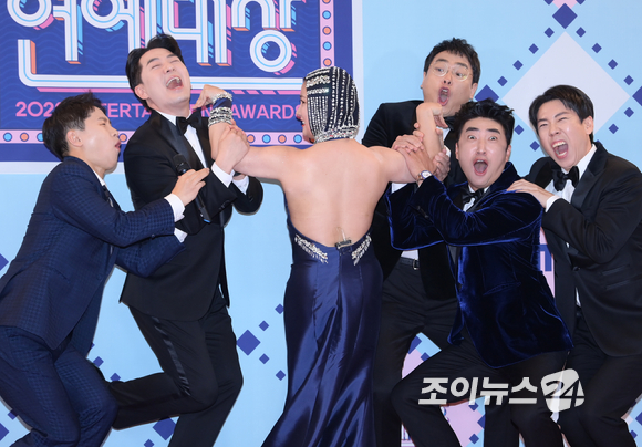 '구해줘 홈즈' 양세형-붐-박나래-박영진-장동민-양세찬이 29일 오후 서울 마포구 상암동 MBC 사옥에서 열린 2022 MBC 방송연예대상 시상식 포토월 행사에 참석하고 있다. [사진=정소희 기자]