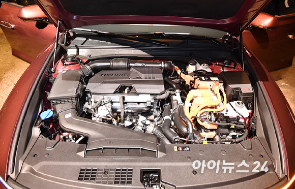 13일 서울 광진구 그랜드 워커힐에서 열린 현대자동차가 '더 뉴 그랜저' 미디어 데이에서 차량을 선보이고 있다. 더 뉴 그랜저 정면 [사진=곽영래 기자]