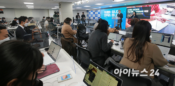 이재명 더불어민주당 대선후보가 23일 오전 서울 여의도 중앙당사에서 디지털 전환성장 공약발표를 하고 있다. [사진=정소희 기자]