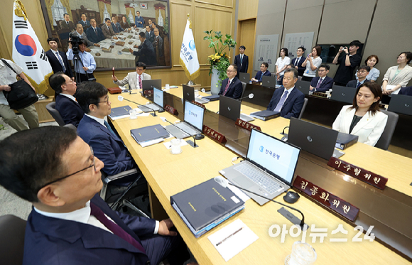 이창용 한국은행 총재가 10일 서울 중구 한국은행에서 열린 금융통화위원회에 참석하고 있다. [사진=사진공동취재단]