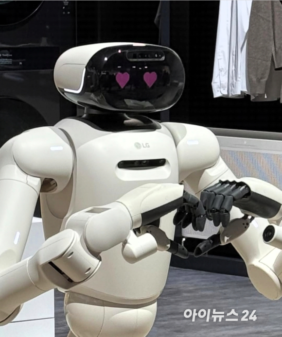 미국 라스베이거스에서 열린 CES 2026 공식 개막 하루 전인 5일(현지시간) '현대차그룹 미디어데이' 행사에서 아틀라스가 차세대 '뉴 아틀라스'를 소개하는 장면. [사진=박지은 기자]