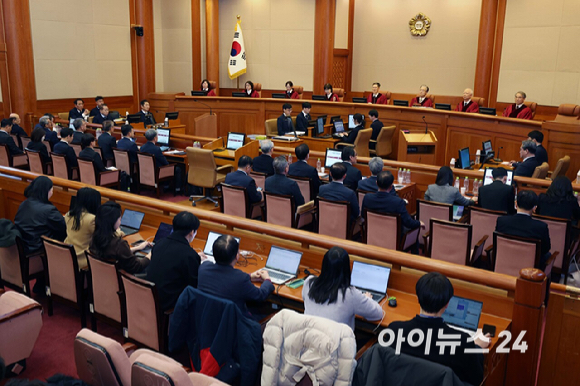 문형배 헌법재판소장 권한대행을 비롯한 재판관들이 18일 서울 종로구 헌법재판소에서 열린 윤석열 대통령 탄핵심판 9차 변론기일에 참석하고 있다. [사진=사진공동취재단]