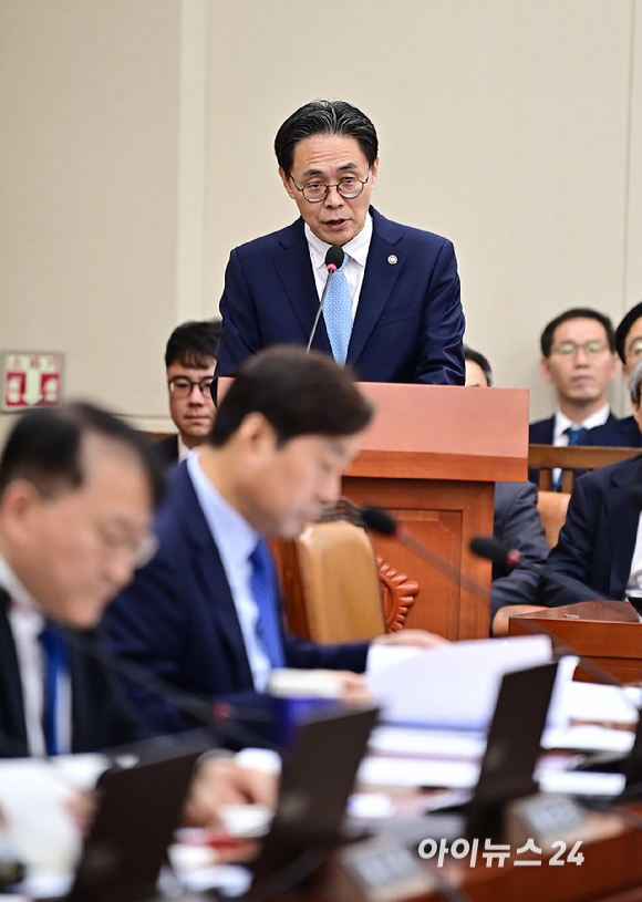 강민수 국세청장이 16일 오전 서울 여의도 국회 기획재정위원회의 국세청 국정감사에서 업무보고를 하고 있다. [사진=곽영래 기자]