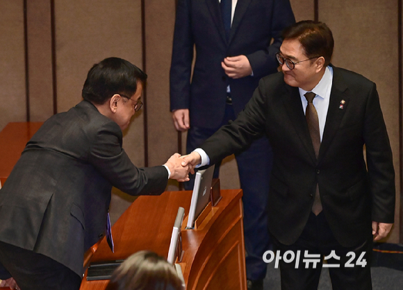 최상목 대통령 권한대행 부총리 겸 기획재정부 장관이 우원식 국회의장과 10일 오전 서울 여의도 국회에서 열린 제422회 국회(임시회) 제2차 본회의에서 인사를 하고 있다. [사진=곽영래 기자]
