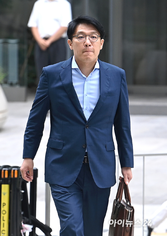 '공천개입 의혹' 김상민 전 부장검사가 9일 오전 서울 종로구에 마련된 김건희 특검팀(특별검사 민중기) 사무실로 조사를 받기 위해 출석하고 있다. [사진=곽영래 기자]