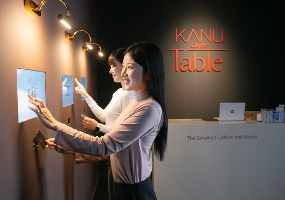 소비자들이 카누 브랜드 팝업스토어 &lsquo;카누 온 더 테이블&rsquo;을 살펴보고 있는 모습. [사진=동서식품]