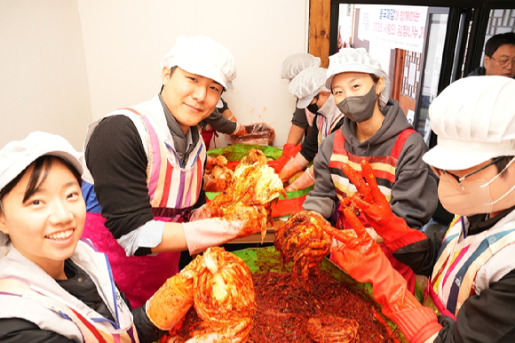 동국제강 임직원들이 사랑의 김장 나누기 행사를 진행하고 있다. [사진=동국제강]