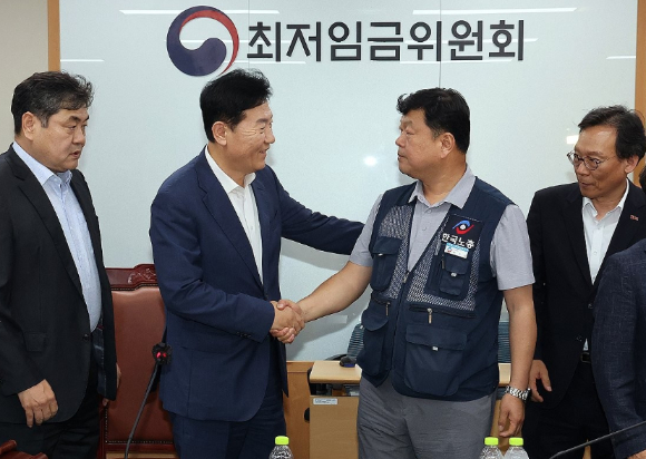 내년 최저임금이 시간당 1만320원으로 확정됐다. 사진은 AI로 생성한 이미지로 본 기사 내용과 무관. [사진=챗GPT]