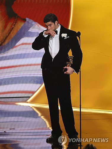 넷플릭스 애니메이션 영화 '케이팝 데몬 헌터스' 팀이 1일(현지시각) 미국 캘리포니아주 로스앤젤레스 피콕 시어터에서 열린 68회 그래미 어워즈 사전 행사에서 '골든'으로 베스트 송 리튼 포 비주얼 미디어 부문을 수상 후 트로피를 들어보이고 있다. 아이디오(이유한 곽중규 남희동), 24(서정훈), 이재(EJAE) [사진=로이터/연합뉴스]