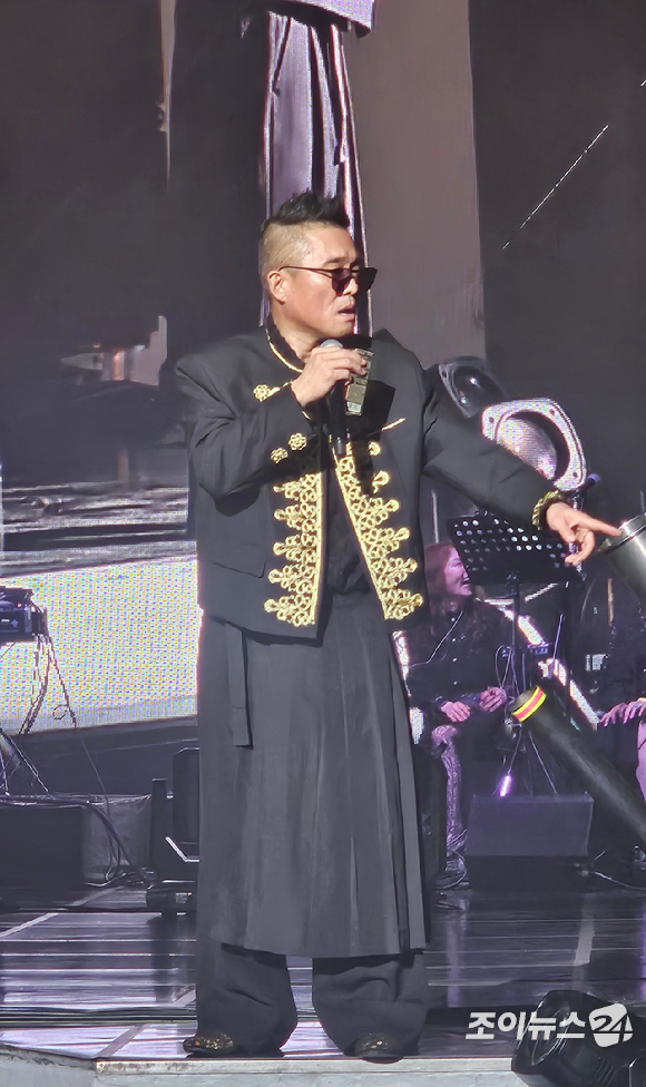 김건모, 6년만 복귀 공연서 결국 눈물 &quot;사랑합니다&quot;