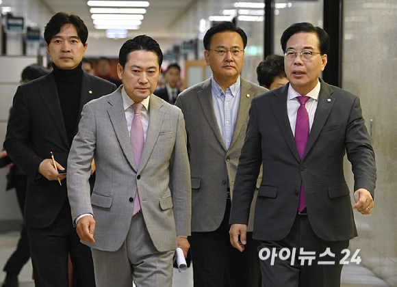 국민의힘 장동혁 대표와 송언석 원내대표가 5일 서울 여의도 국회에서 열린 '혼용무도' 이재명정권 6개월 국정평가 회의에서 참석하고 있다. [사진=곽영래 기자]