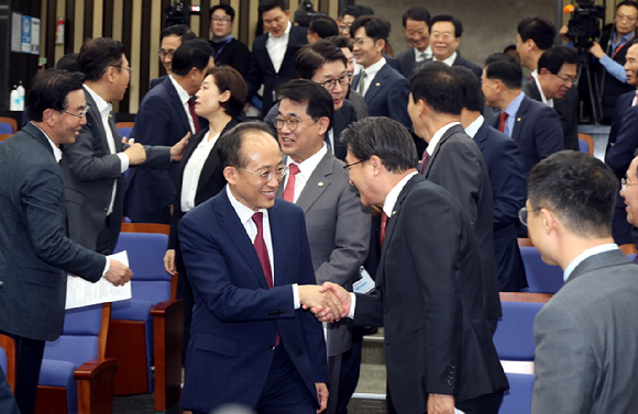 추경호 국민의힘 원내대표가 14일 오후 서울 여의도 국회에서 열린 의원총회에서 김대식(오른족) 의원을 비롯한 동료 의원들과 인사하고 있다.  [사진=뉴시스]