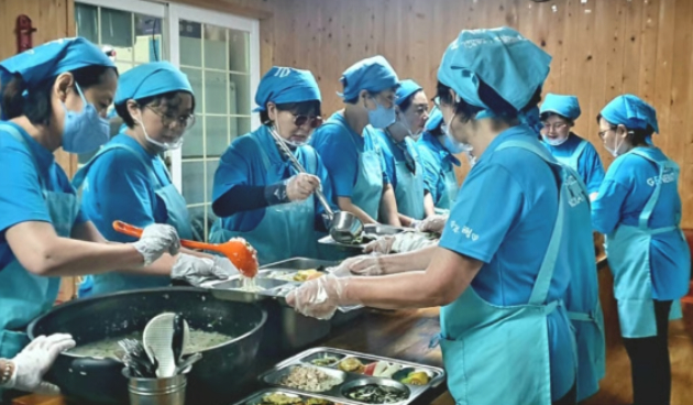 가수 임영웅의 팬들이 중증장애아동들을 위한 급식 봉사와 기부를 통해 선한 영향력을 이어가고 있다. 사진은 임영웅 '두 오어 다이' 콘셉트 포토. [사진=물고기뮤직]