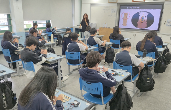 지난해 7월 당곡중학교에서 진행된 미래형 전기자동차 제작 교육 프로그램. [사진=관악구]