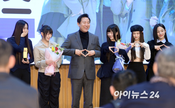 그룹 뉴진스가 16일 오전 서울특별시청에서 열린 서울홍보대사 감사패 수여 및 위촉식에 참석하고 있다. [사진=정소희 기자]