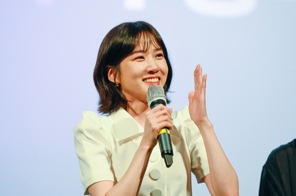 '이상한 변호사 우영우' 종영 기념 단체관람 이벤트에 참여한 배우 박은빈 [사진=ENA]