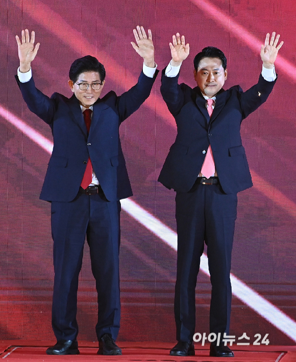 국민의힘 당 대표 결선 진출자 김문수, 장동혁 후보가 22일 오후 청주 오스코에서 열린 제6차 전당대회에서 기념촬영을 하고 있다. [사진=곽영래 기자]