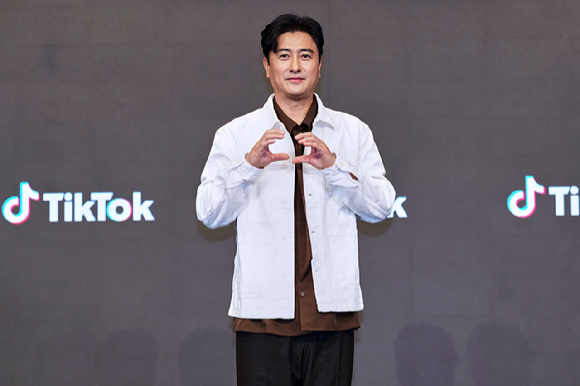 '티키티키 타카타카 토크토크쇼' 제작발표회에 참석한 안정환 [사진=틱톡 ]