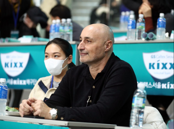 마르칠로 아본단자 흥국생명 신임 감독이 19일 장충체육관에서 열린 흥국생명가 GS칼텍스전을 현장을 직잡 찾아 경기를 지켜보고 있다. [사진=발리볼코리아닷컴]