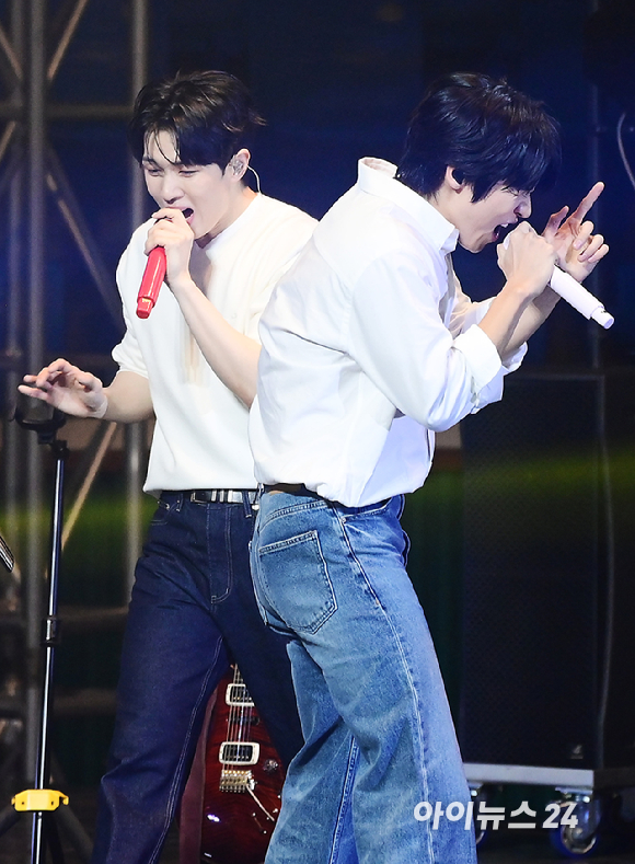 21일 서울 송파구 서울특별시교육청 학생체육관에서 '2026 JOY콘서트 - 보이스 오브 스프링(Voice of spring)'이 열렸다. 밴드 엔플라잉, 소란, 에이엠피가 멋진 무대를 선보이고 있다. [사진=정소희 기자]