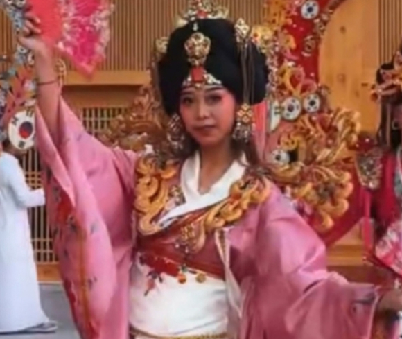사우디아라비아 코리아 빌리지서 기괴한 한복 차림을 한 여성. [사진=서경덕 페이스북]