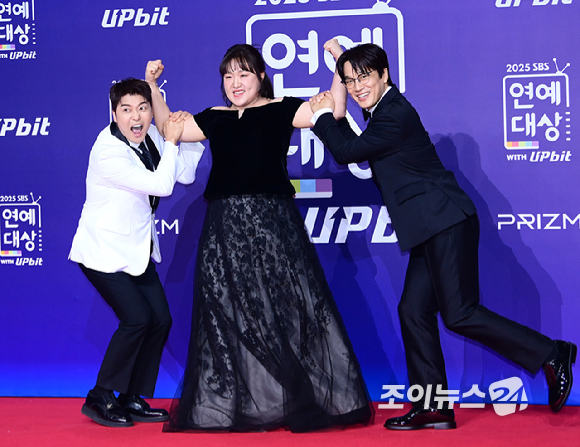 전현무-이수지-차태현이 30일 오후 서울 마포구 상암동 SBS 프리즘타워에서 열린&nbsp;2025 SBS 연예대상&nbsp;레드카펫 행사에 시상식 MC로 참석하고 있다. [사진=정소희 기자]