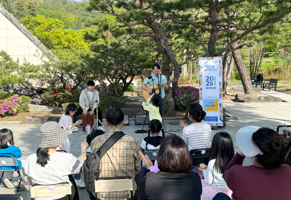 지난해 관악구 낙성대공원에서 버스킹하는 권유밴드. [사진=관악구]