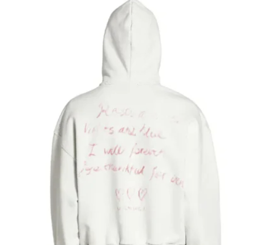 명품 브랜드 발렌시아가(Balenciaga)가 내놓은 신상품 '디스트로이드(Destroyed) 재킷'이 출시 하루 만에 완판된 가운데, 온라인에는 해당 제품 디자인을 두고 비판이 잇따르고 있다. 사진은 해당 제품을 입은 모델. [사진=X 갈무리]