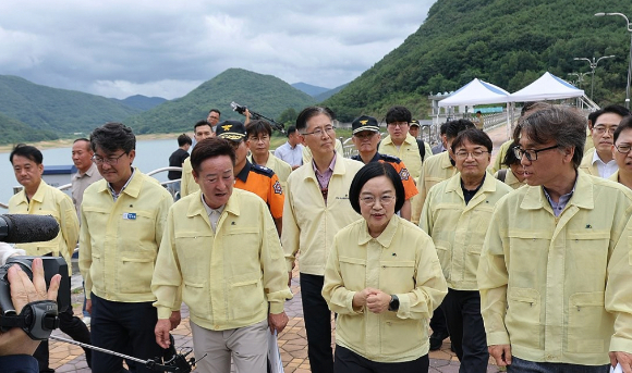한성숙 국무총리가 8일 경상북도 청도군 운문면 운문댐을 방문해 박권현 청도군수(왼쪽 셋째), 금한승 기후에너지환경부 차관(오른쪽) 등과 시설물을 둘러보고 있다. 2026.8.8 [사진=연합뉴스]