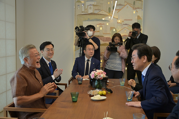 문재인 전 대통령과 이재명 신임 더불어민주당 대표, 민주당 지도부가 29일 경남 양산 평산마을에 위치한 문 전 대통령 사저에서 담소를 나누고 있다. [사진=더불어민주당 제공]