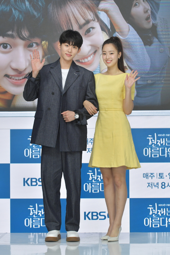 배우 오민석, 신동미, 윤시윤, 배다빈, 서범준, 최예빈이 1일 온라인으로 진행된 KBS 2TV 새 주말드라마 '현재는 아름다워' 제작발표회에 참석해 포즈를 취하고 있다. [사진=KBS]