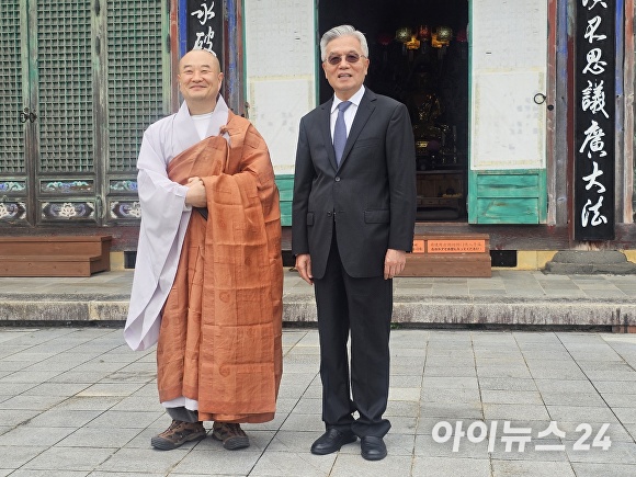 도성 주지스님과 닝푸쿠이 전 주한중국대사 [사진=박태진 기자]