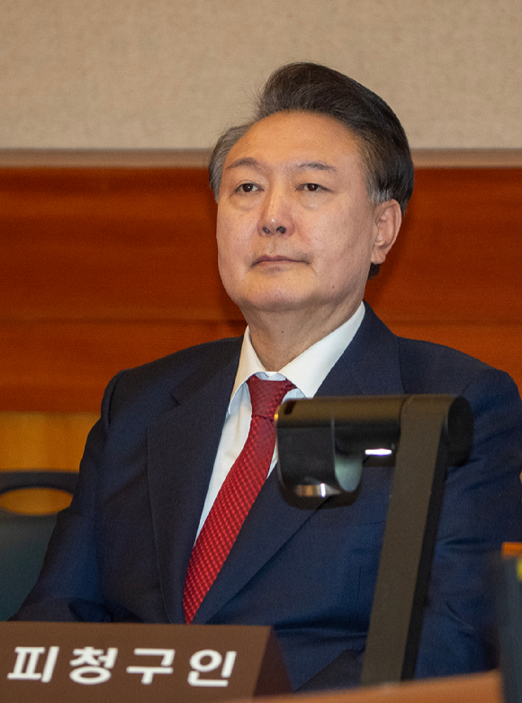 지난 20일 오후 서울 종로구 헌법재판소 대심판정에서 윤석열대통령의 탄핵심판 10차 변론이 열린 가운데 자리에 앉은 윤대통령이 생각에 잠겨 있다. [사진=사진공동취재단]