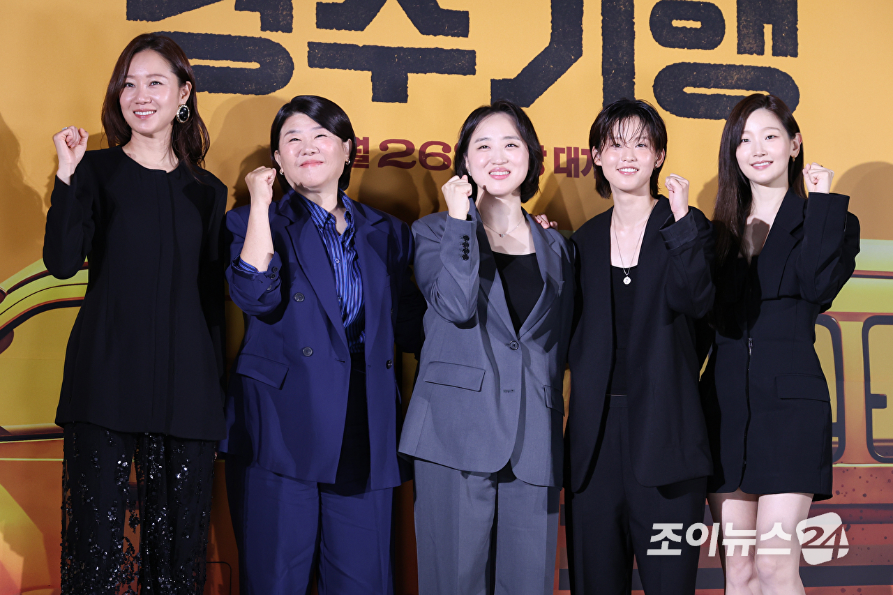 배우 공효진, 이정은, 김미조 감독, 배우 이연, 박소담이 27일 오전 서울 광진구 자양동 롯데시네마 건대입구점에서 열린 영화 '경주기행'(감독 김미조) 제작보고회에 참석해 포즈를 취하고 있다. [사진=문수지 기자]