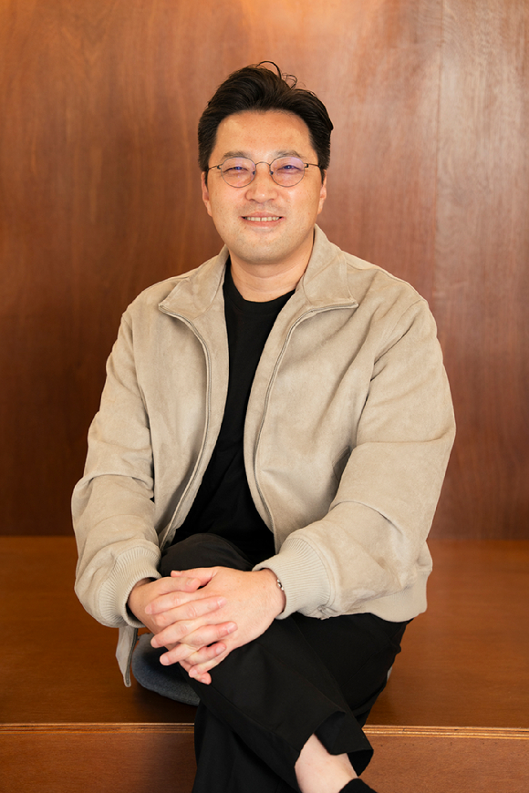 '신병4' 제작진 인터뷰에 참여한 민진기 감독 [사진=ENA ]