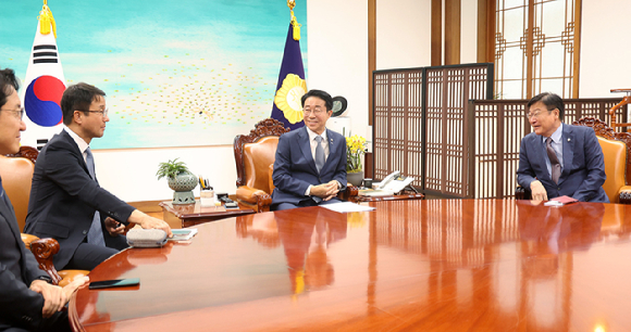 조정식 국회의장(가운데)이 22일 국회의장실에서 의장 주재 여야 원내대표 회동을 하고 있다.왼쪽부터 더불어민주당 한병도 원내대표, 조 의장, 국민의힘 정점식 원내대표. 2026.6.22 [공동취재] [사진=연합뉴스]