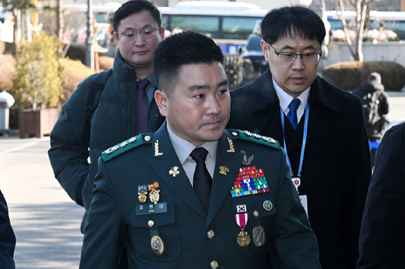 박범계 더불어민주당 의원이 지난해 12월 10일 곽종근 육군특수전사령관, 김현태 707특수임무단장과 함께 대화를 나누고 있다. [사진=박범계 의원 페이스북 갈무리]