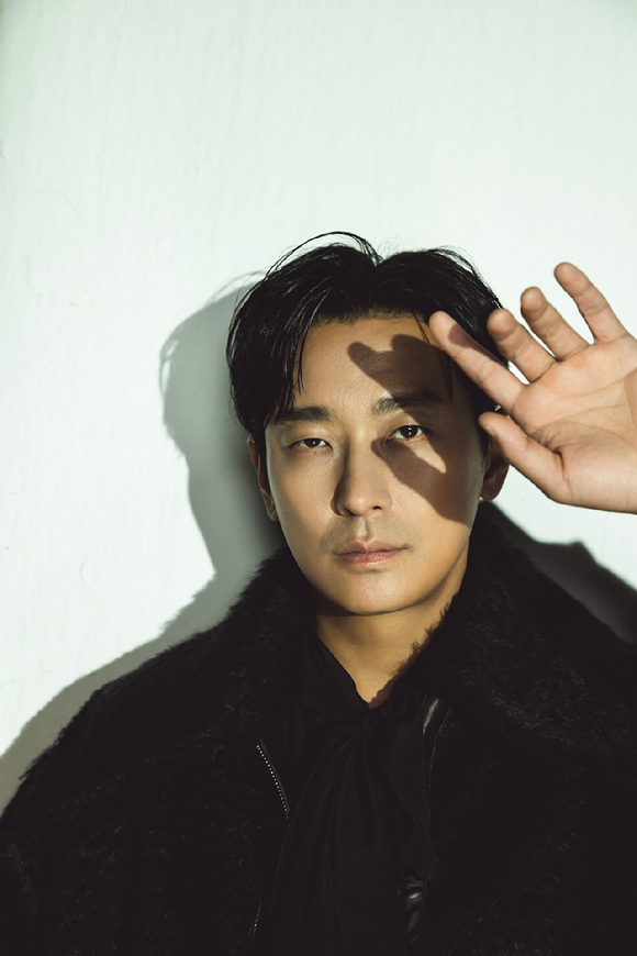 배우 주지훈이 디즈니+ 시리즈 '조명가게' 인터뷰에 앞서 포즈를 취하고 있다. [사진=월트디즈니 컴퍼니 코리아]