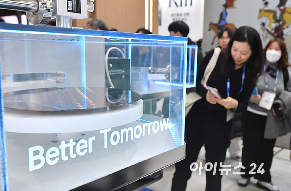 11일 서울 강남구 코엑스에서 열린 세미콘 코리아 2026에서 관람객들이 부스를 둘러보고 있다. [사진=곽영래 기자]